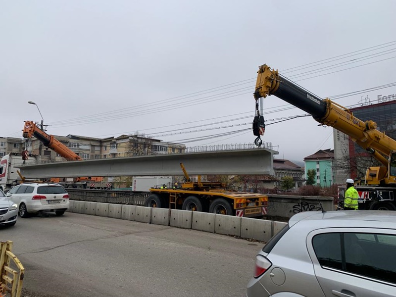 Foto-video: Grinzile noului pod de la Piaţa Centrală au fost puse în operă