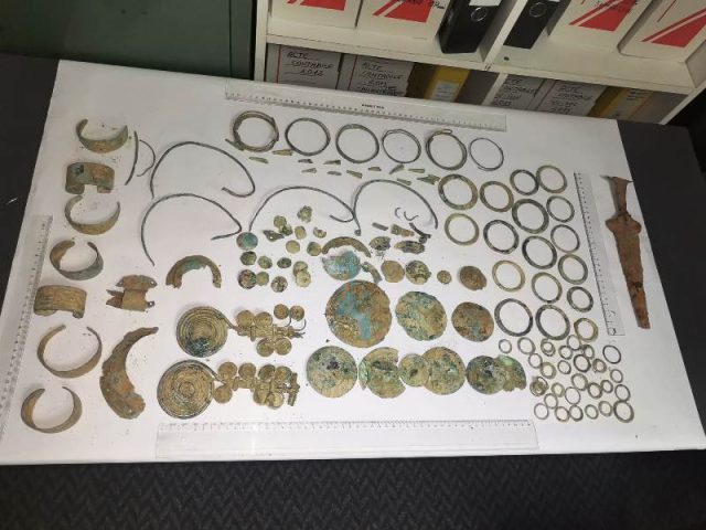 Tezaur de mare valoare istorică descoperit în Neamț &#8211; bijuterii și arme vechi de peste 3000 de ani