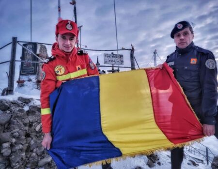 Gest inedit de Ziua României: doi pompieri din Neamț au dus Drapelul pe Toaca