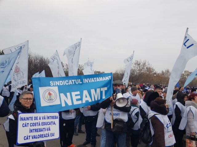 Profesorii se întorc în stradă. 30 de sindicaliști din Neamț vor picheta Guvernul mâine