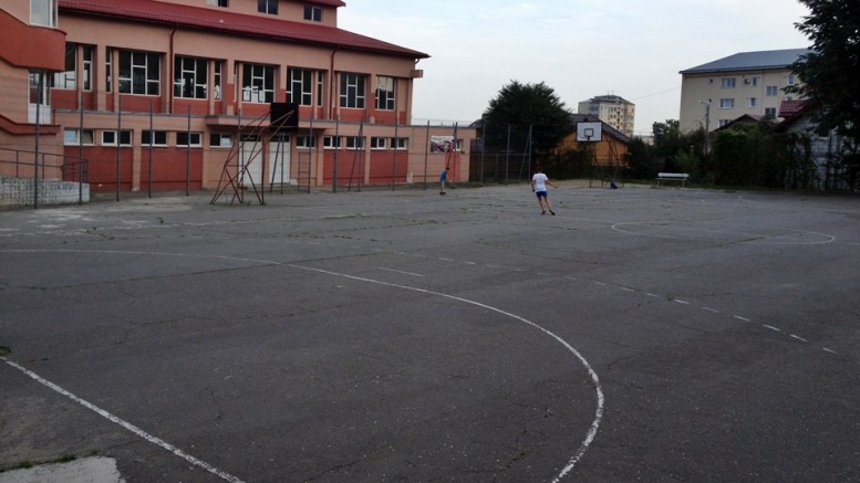 Liber la sport pe terenul din curtea școlii