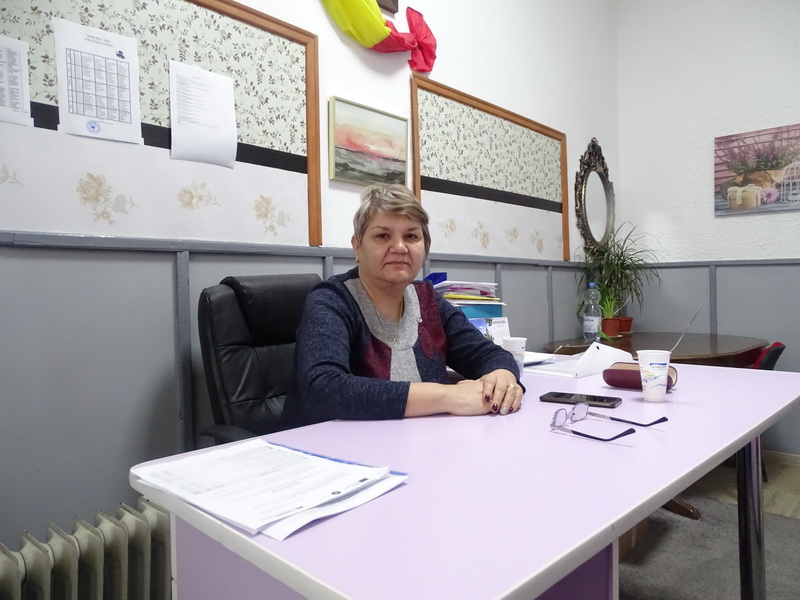 ”Cât or să ne mai amâne politicienii intrarea în școala nouă?” / interviu cu directorul Elena Liliana MĂNCUȚĂ
