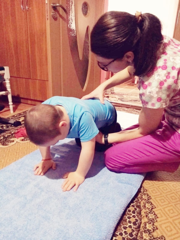 Terapeuții DGASPC Neamț ajung acasă la copiii cu autism
