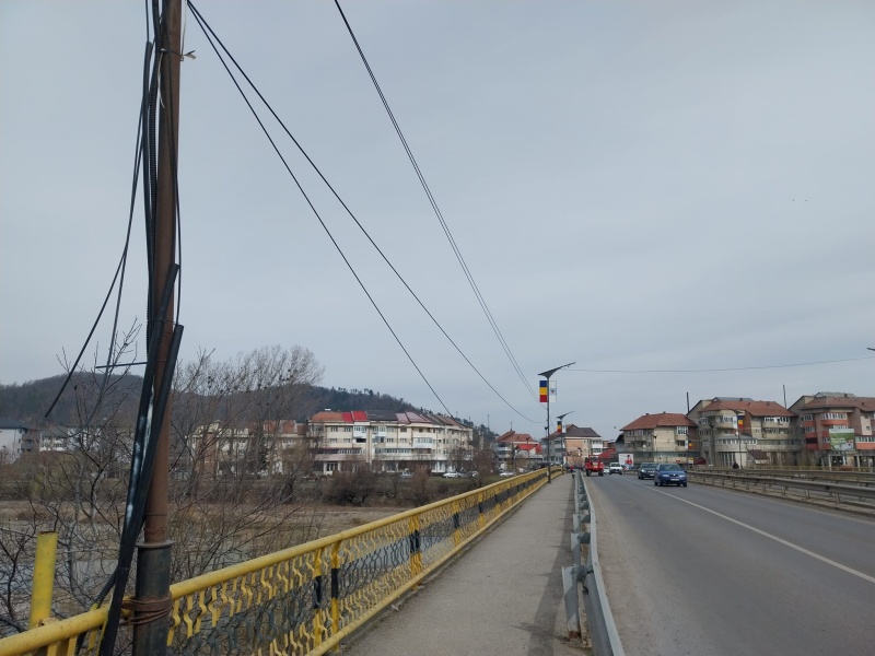 Foto. Târgu Neamț: Cabluri „sprijinite” de podul Ozana