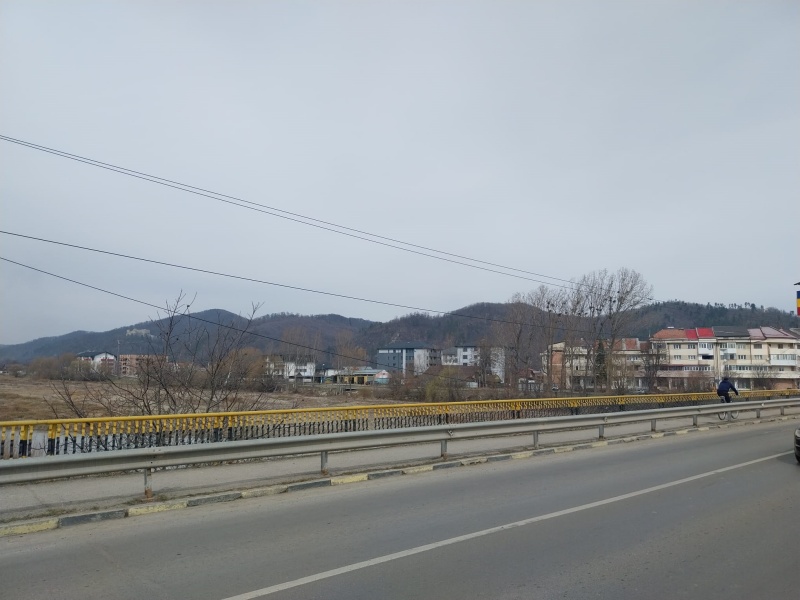 Foto. Târgu Neamț: Cabluri „sprijinite” de podul Ozana