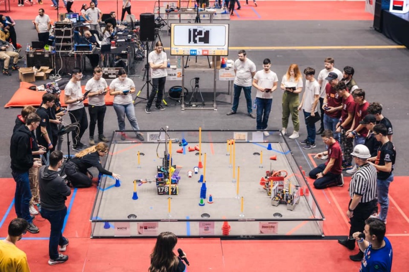Echipele de robotică „Eu codez” Piatra-Neamț și „The Eagles” Roman vin cu rezultate remarcabile de la campionatul național FTC