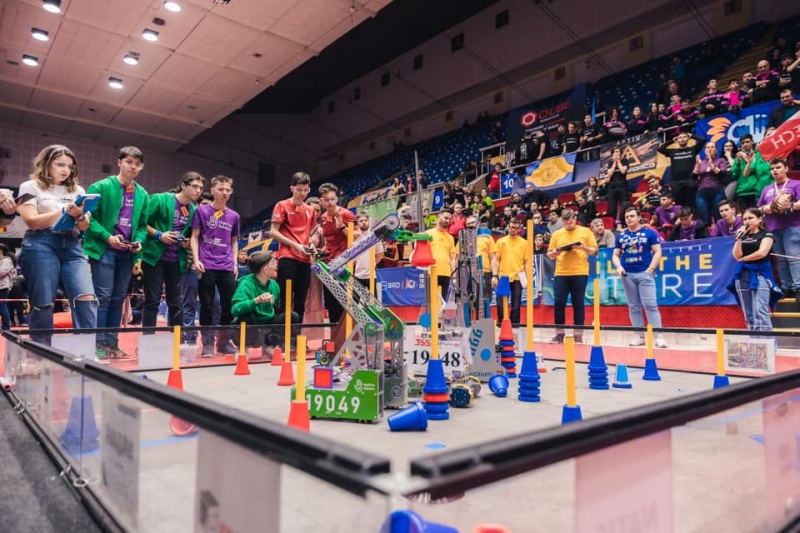 Echipele de robotică „Eu codez” Piatra-Neamț și „The Eagles” Roman vin cu rezultate remarcabile de la campionatul național FTC