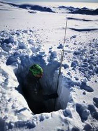 Raul Papalicef a generat o dispută online despre riscul de avalanșe pe Ceahlău