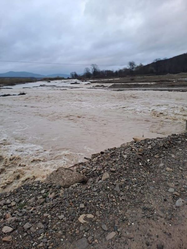 Foto. Accesul spre Mănăstirile Secu, Sihăstria și Sihla este blocat, un pod provizoriu a fost luat de ape