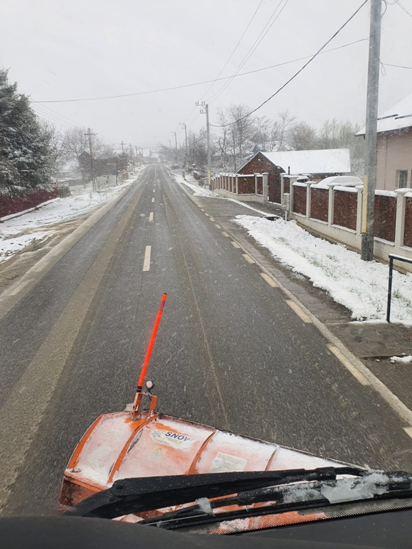 Cod portocaliu de ninsori abundente şi viscol. Drumarii au scos utilajele pe şosele