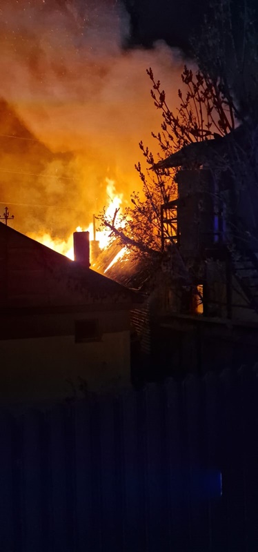 Știre actualizată. VIDEO. Incendiu la o casă pe str. Cîrloman din Piatra Neamț