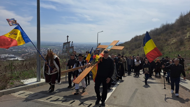 VIDEO. FOTO. Procesiunea „Drumul Crucii” din Vinerea Patimilor