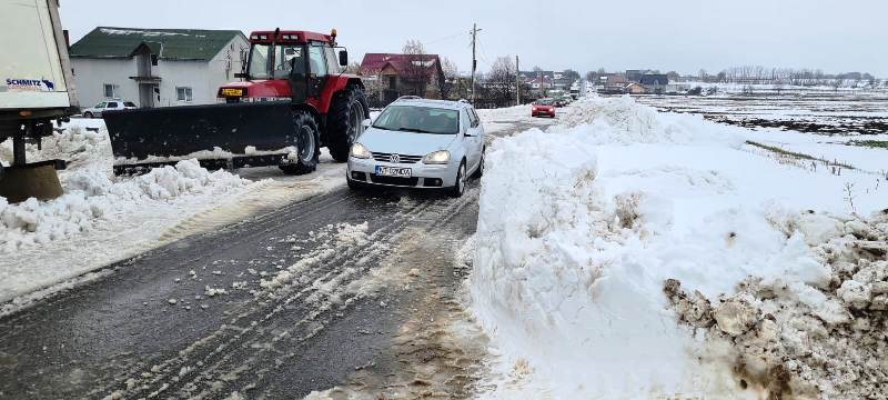 Video-Foto: Drum județean deszăpezit cu utilajele primăriei Petricani