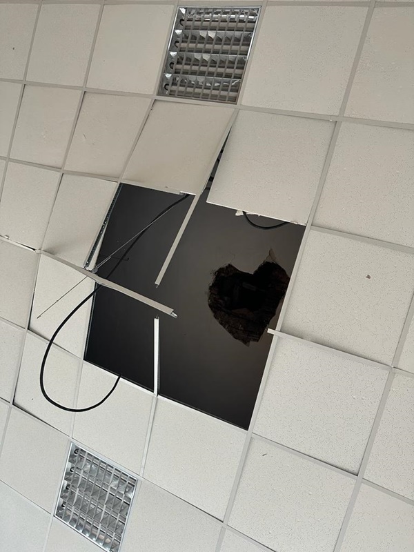 FOTO. S-a prăbușit tavanul dintr-o clasă de la Școala Gimnazială 2 Piatra-Neamț