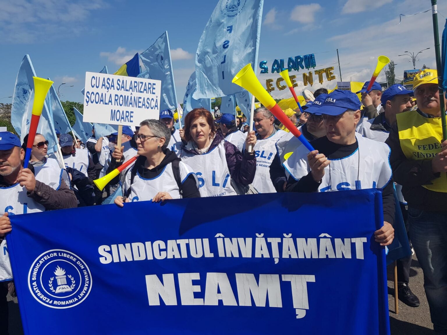 Sindicaliștii din învățământ au început protestele: o delegație din Neamț a fost prezentă la București WhatsApp Image 2023 05 11 at 15.56.59