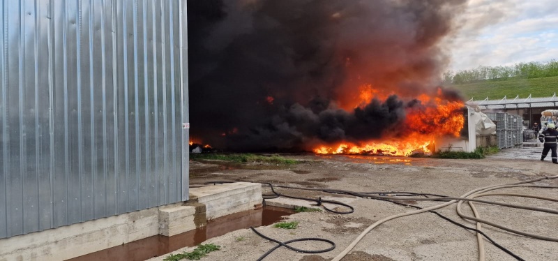 Incendiu la Săvinești &#8211; se îngroașă gluma. ISU Neamț primește ajutoare de la Bacău