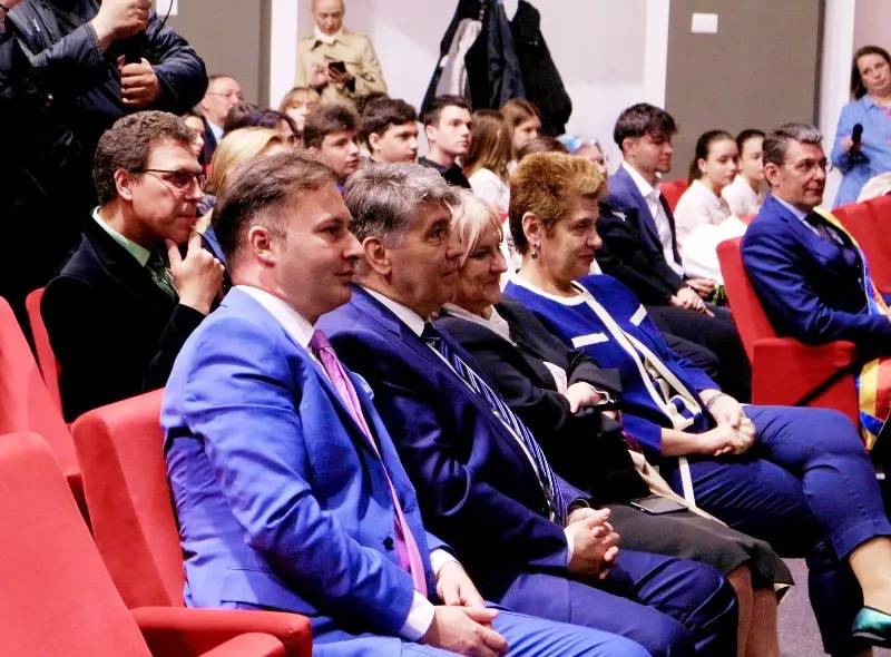 Prim-ministrul României, Nicolae Ciucă, alături de ministrul educației, doamna Ligia Deca, premiază performanța şcolară la Neamț, ZCH NEWS - sursa ta de informații