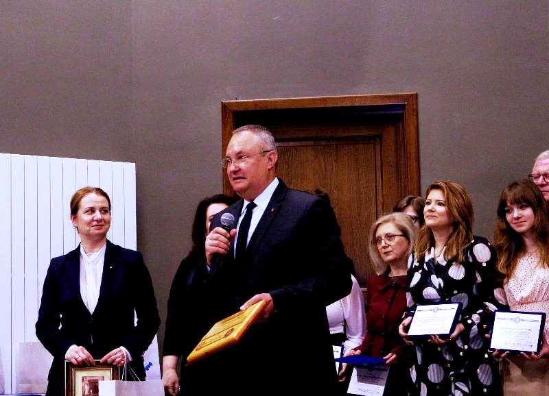 Prim-ministrul României, Nicolae Ciucă, alături de ministrul educației, doamna Ligia Deca, premiază performanța şcolară la Neamț.
