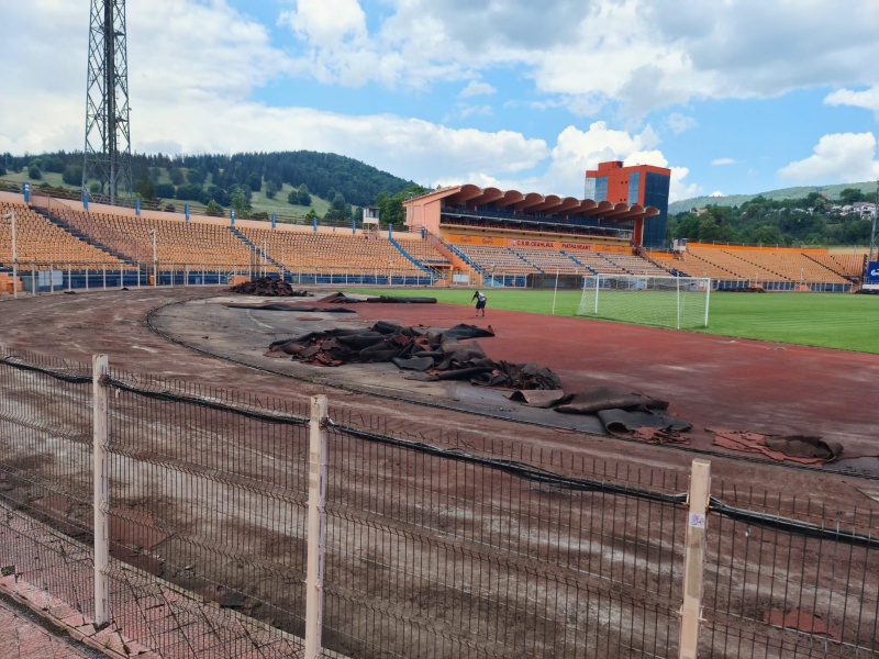 Primăria Piatra Neamț anunță: „A început modernizarea pistei de atletism de pe Stadionul Municipal”