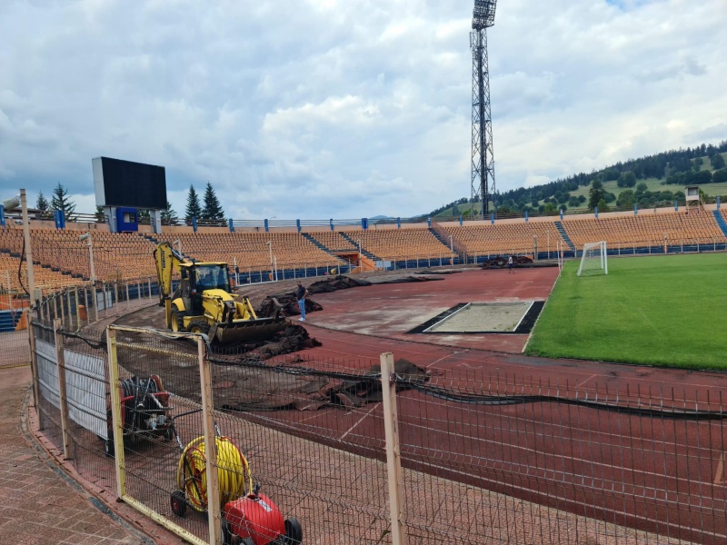Primăria Piatra Neamț anunță: „A început modernizarea pistei de atletism de pe Stadionul Municipal”