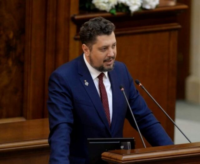 Primăria Piatra-Neamț a avizat amplasarea a 3 corturi pentru strângere de semnături împotriva Legii Vexler, la solicitarea Partidului Acțiunea Conservatoare (ACT). 1 Claudiu Tarziu 1