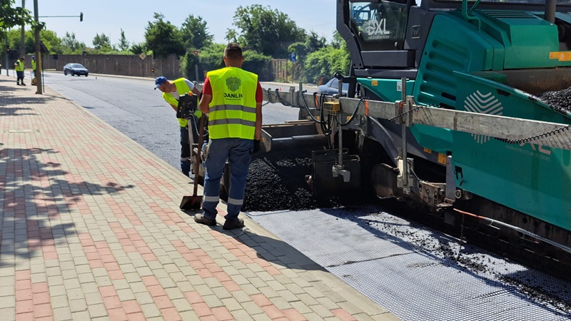 FOTO. VIDEO. Piatra Neamț: Danlin XXL a început turnarea stratului final de asfalt pe strada Dimitrie Leonida
