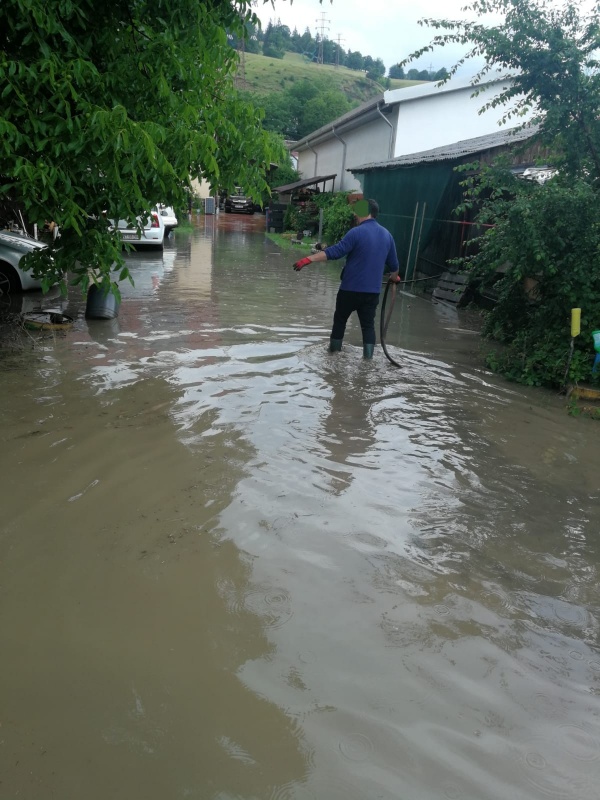 Case și curți inundate în Piatra-Neamț 
