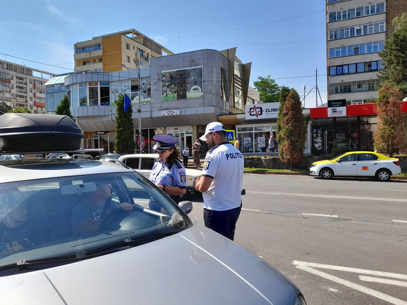 FOTO/VIDEO Poliţia Rutieră: luminile de întâlnire sunt obligatorii și ziua, pe toate drumurile publice din România