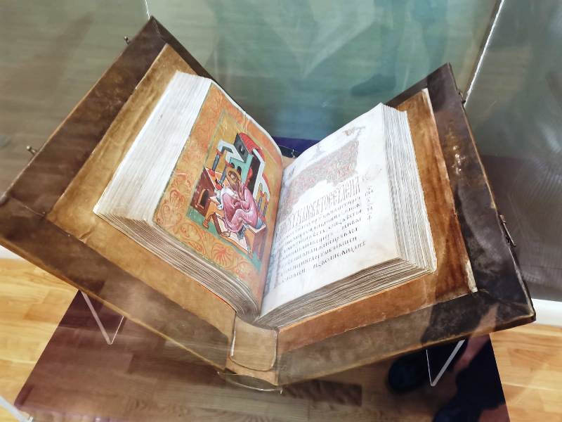 Premieră națională! Tetraevanghelul dăruit de Ștefan cel Mare Bisericii Domnești revine la Piatra Neamț într-o expoziție de neratat