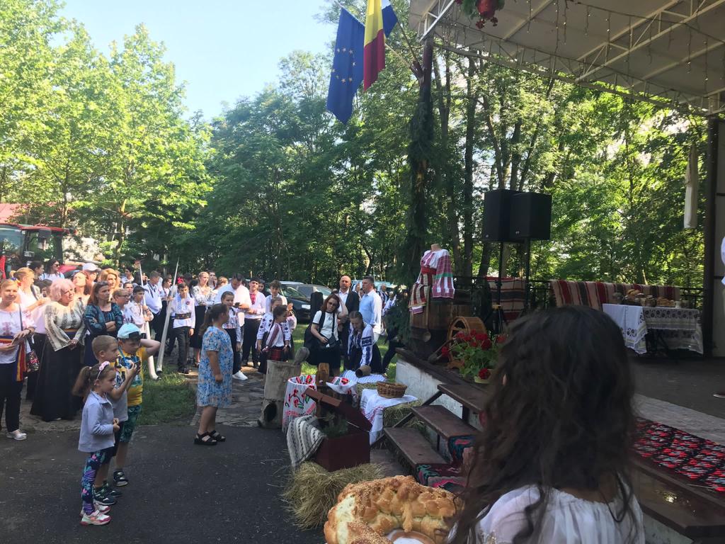 Sărbătoare la Roznov pentru ie și tricolor