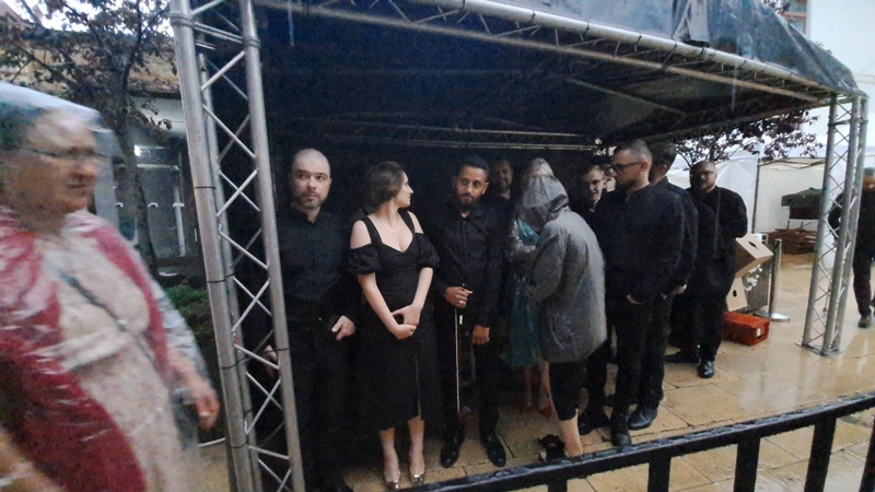 VIDEO. Seara a treia a „Vacanțelor Muzicale” Piatra-Neamț 2023 cu tineri artiști pietreni și melomani ignorând ploaia