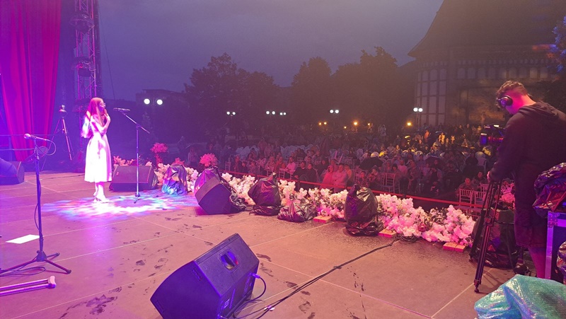 VIDEO. Seara a treia a „Vacanțelor Muzicale” Piatra-Neamț 2023 cu tineri artiști pietreni și melomani ignorând ploaia