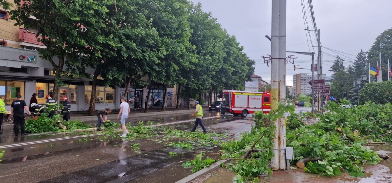 Știre actualizată. FOTO. Furtună în Neamț. Copaci căzuți în centrul orașului Piatra Neamț