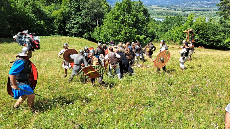 Foto-video. Reconstituire istorică. Cetatea dacică Petrodava asediată de romani în cadrul Festivalului Dacic de la Piatra Neamț