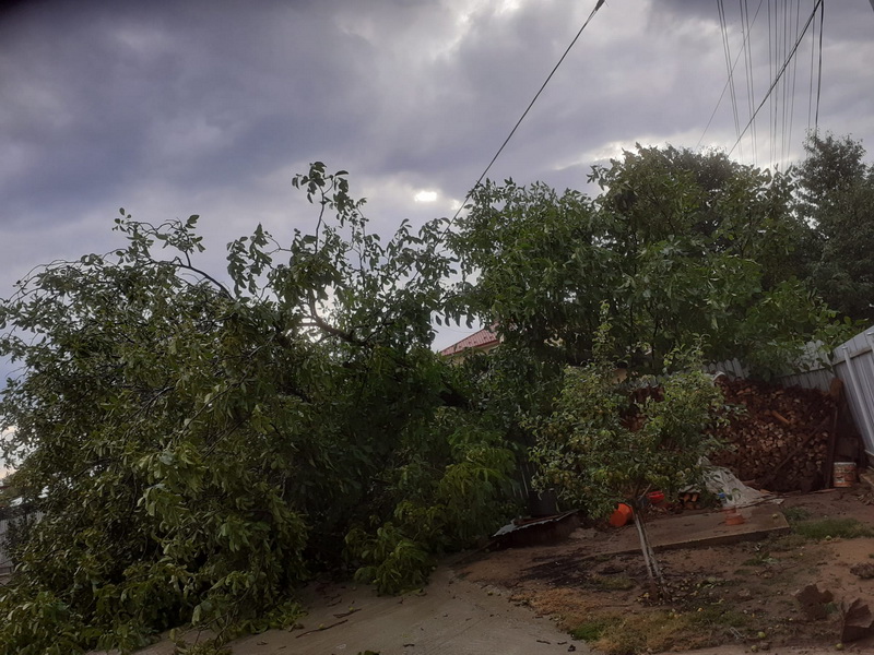 FOTO Localităţi rămase fără curent electric, după furtuna din această după-amiază