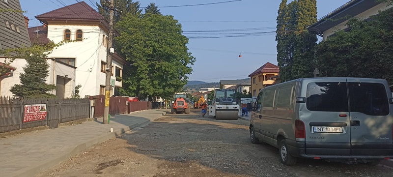 FOTO. Piatra-Neamţ: Se toarnă primul strat de asfalt pe str. Calistrat Hogaş