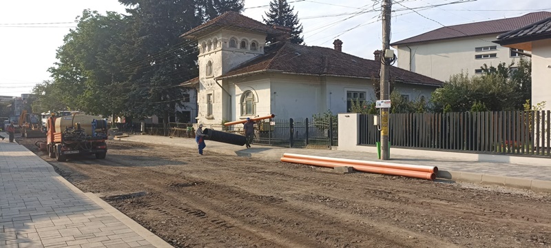 FOTO. Piatra-Neamţ: Se toarnă primul strat de asfalt pe str. Calistrat Hogaş