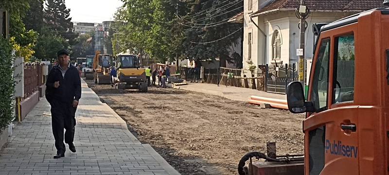 FOTO. Piatra-Neamţ: Se toarnă primul strat de asfalt pe str. Calistrat Hogaş