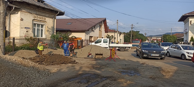 FOTO. Piatra-Neamţ: Se toarnă primul strat de asfalt pe str. Calistrat Hogaş