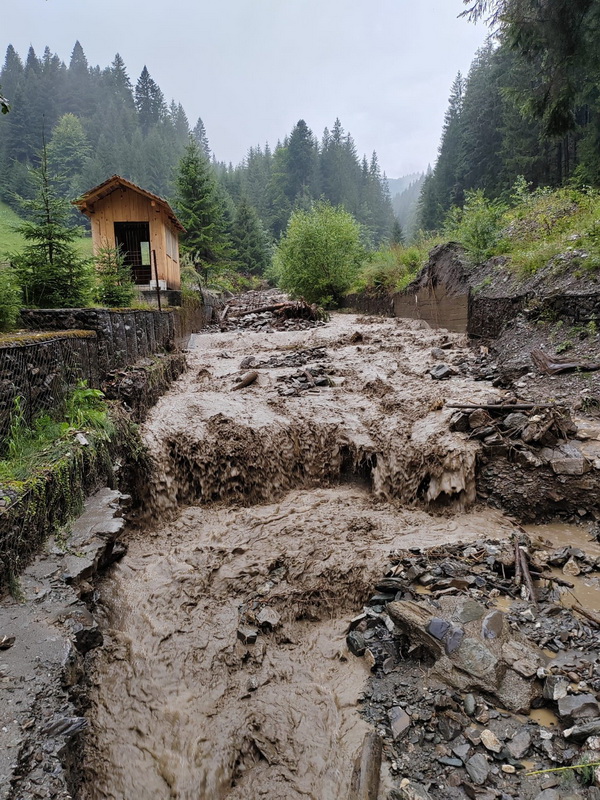 FOTO Inundaţii în satul Stejaru după o furtună puternică