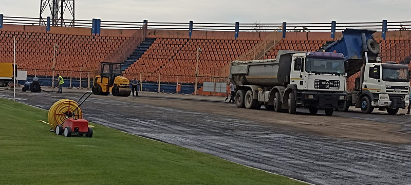 FOTO A început turnarea covorului asfaltic pe pista de atletism de la stadion