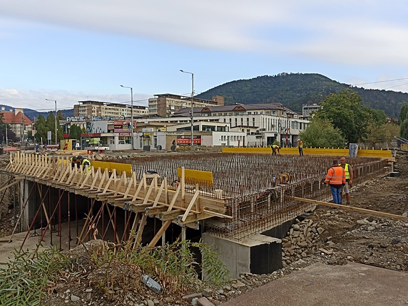 Realitatea din teren îl contrazice pe primarul Carabelea: podul de la spital nu va fi gata la 11 septembrie