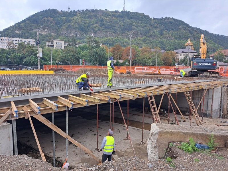 Realitatea din teren îl contrazice pe primarul Carabelea: podul de la spital nu va fi gata la 11 septembrie