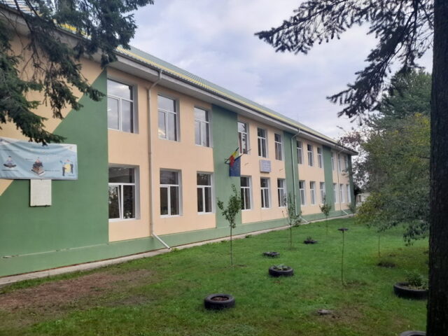 REDIU Școala Gimnazială, oglindă a comunității locale  * interviu cu prof. Ionuț Ciangu, directorul Școlii Gimnaziale Rediu
