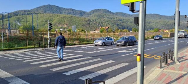 Știre actualizată. VIDEO. FOTO. Piatra-Neamţ: Primul semafor pornit pe coridorul de mobilitate de pe str. Dimitrie Leonida, primele probleme