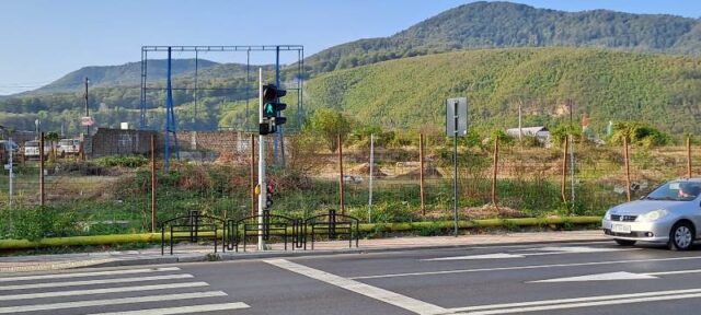 Știre actualizată. VIDEO. FOTO. Piatra-Neamţ: Primul semafor pornit pe coridorul de mobilitate de pe str. Dimitrie Leonida, primele probleme