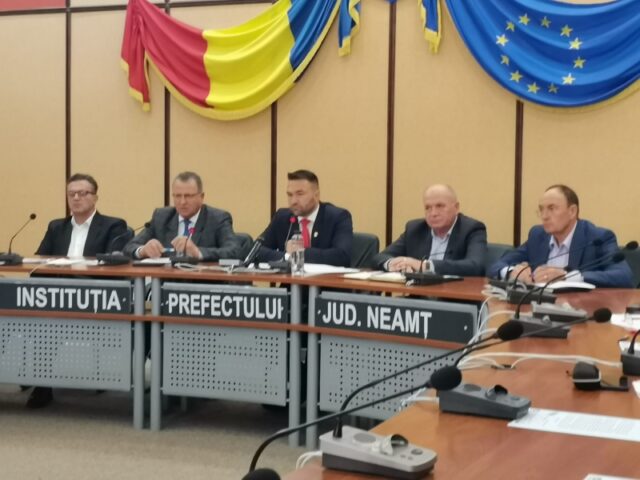 ”Sunteți Penali!” – a strigat chirurgul Alexandru Juncu în plină ședință la Prefectura Neamț