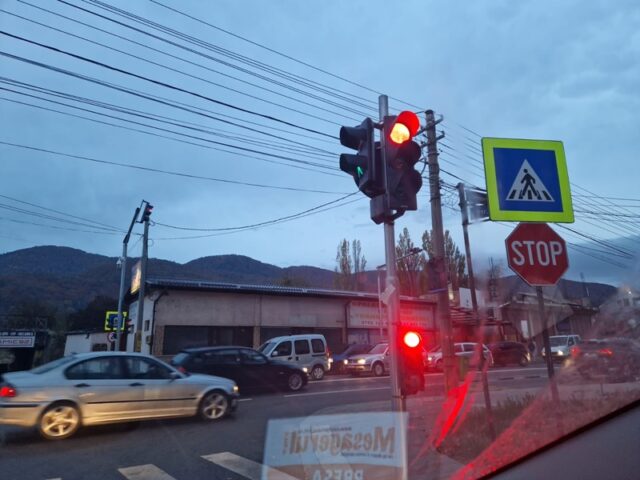 FOTO. Defecțiune la sistemul de semaforizare la instersecția Str. Lămâiței &#8211; B-dul Dimitrie Leonida