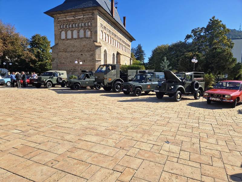 Mașini de epoca la Piatra Neamț la Curtea Domnească- merită văzute
