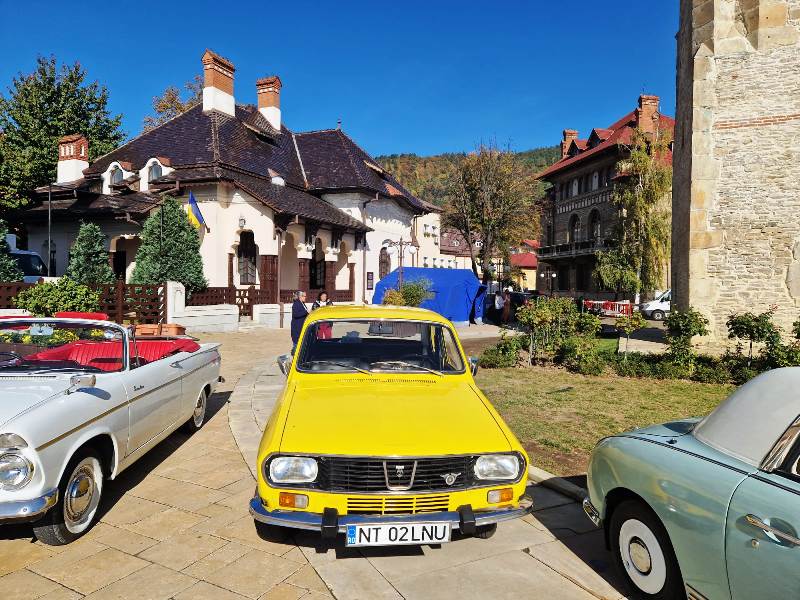 Mașini de epoca la Piatra Neamț la Curtea Domnească- merită văzute